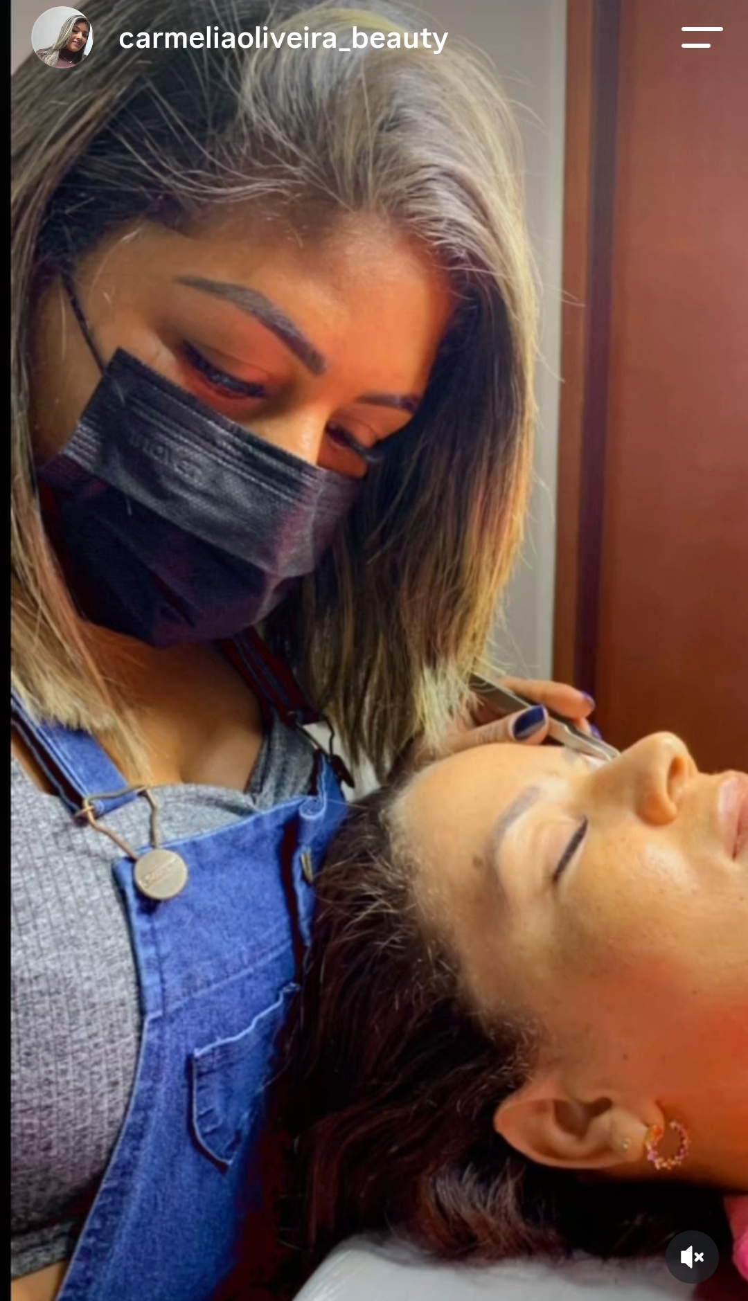 Carmélia Oliveira realizando procedimento de extensão de cílios no Studio Lash